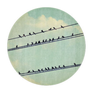 Vogels op draden, blauwe lucht. snijplank