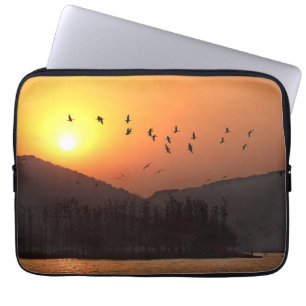 Vogels vliegen in Sunset Sky over East Lake Foto Laptop Sleeve
