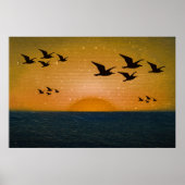 Vogels vliegen over zonsondergang zeegezicht poster (Voorkant)