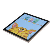 Vogelwaarnemer-kat kijkt vogels boven tegeltje (Zijkant)