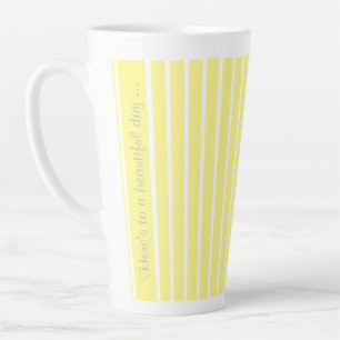 Voici à une belle journée de latte jaune tasse