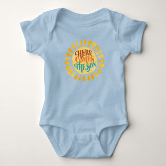 Voici le body pour bébé garçon Here Comes The Son