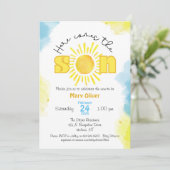 Voici vient le soleil baby shower invitation fils (Debout devant)
