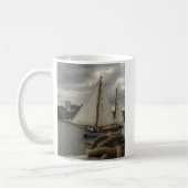 Voile À Travers Le Port Mug (Gauche)