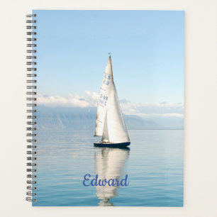 Voile sur une baie de mer calme comme miroir