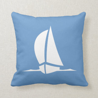 voilier blanc sur coussin bleu