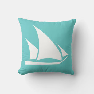 voilier blanc sur oreiller bleu sarcelle