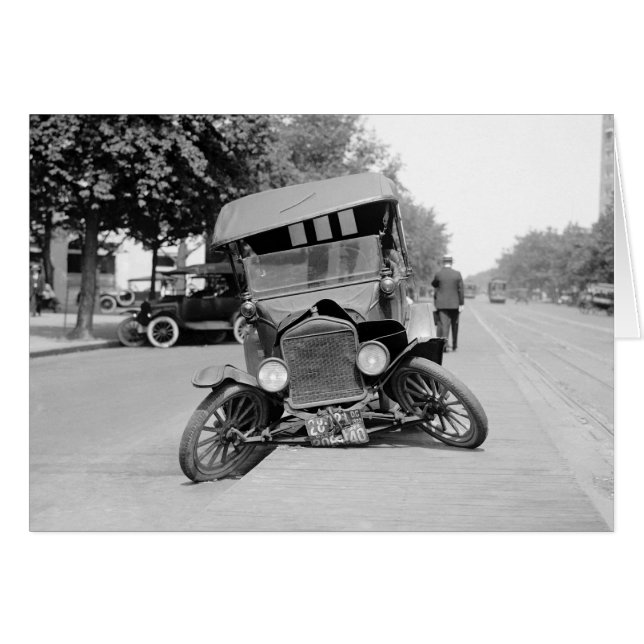 Voiture ancienne accidentée, 1922 (Devant horizontal)