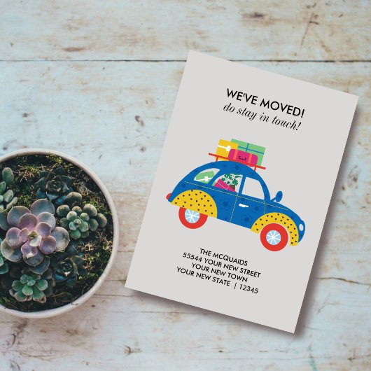 Voiture colorée sur le déplacement carte Faire-par