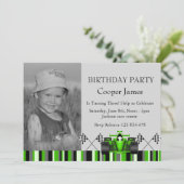 Voiture de course verte Invitation d'anniversaire (Debout devant)