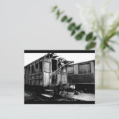 Voiture en bois abandonnée Le Mastrou Carte postal (Debout devant)