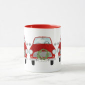 Voiture rouge avec couronne de Noël Café Mug (Centre)