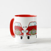 Voiture rouge avec couronne de Noël Café Mug (Devant gauche)