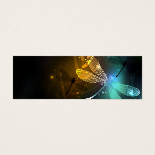 Vol de libellule verte lumineuse