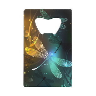 Vol de libellule verte lumineuse