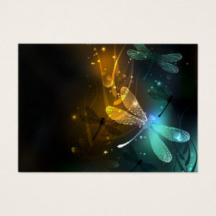 Vol de libellule verte lumineuse