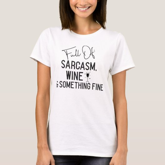 Vol sarcasme, wijn en iets moois - grappig t-shirt (Voorkant)