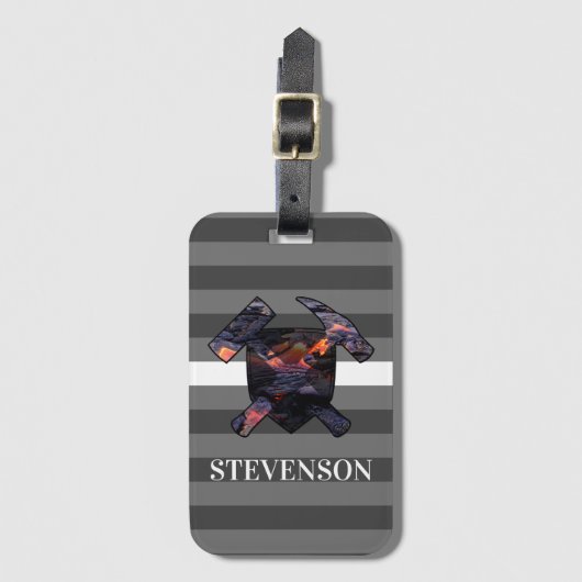 Volcanologist's Rock Hammer en Lava Flow Logo Bagagelabel (Voorkant (verticaal))