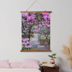Volg Je Dromen Citaat Bloemrijke Tuinpad Hangend Wandkleed