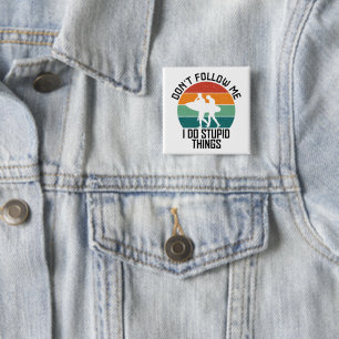 Volg me niet ik doe domme dingen surfliefhebbers vierkante button 5,1 cm