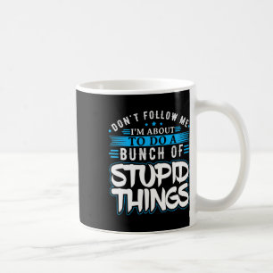 Volg me op het punt om een hele hoop te doen. koffiemok