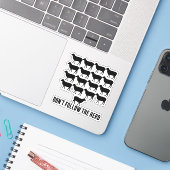 Volg niet de herder van de schapen - wees jezelf sticker (Laptop met iPhone)
