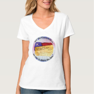 " volgens de grondwet is niemand boven de wet . " t-shirt
