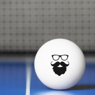 Volgroeide grappige baard man pingpongballen