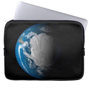 volle aarde met gesimuleerde wolken boven antarcti laptop sleeve