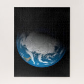 volle aarde met gesimuleerde wolken boven antarcti legpuzzel (Verticaal)