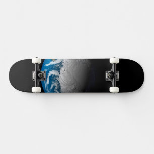 volle aarde met gesimuleerde wolken boven antarcti skateboard