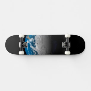 volle aarde met gesimuleerde wolken boven antarcti skateboard