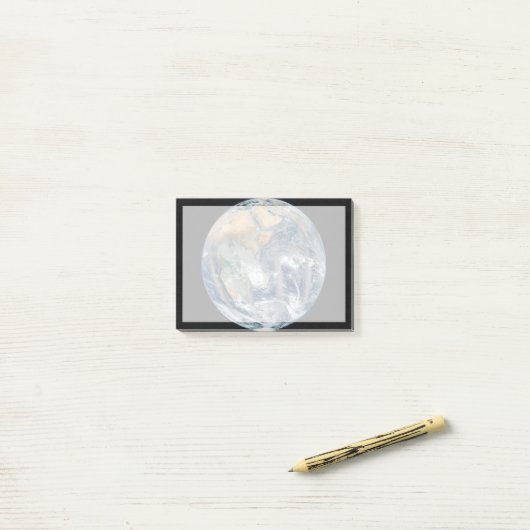 Volle aarde toont het oostelijk halfrond. post-it® notes (Op bureau)