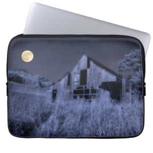 Volle Maan Boven Oude Verweerde Schuur Laptop Sleeve