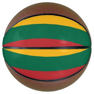 Volledig basketbal met de vlag van Litouwen