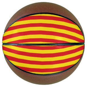 Volledig basketbal met vlag van Catalonië