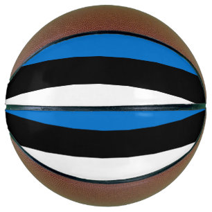 Volledig basketbal met vlag van Estland