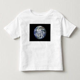 Volledig verlichte aarde gecentreerd op de Noordpo Kinder Shirts