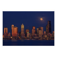 Volledige maan over de skyline van Seattle