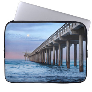 Volledige maan over pier, Californië Laptop Sleeve