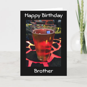 VOLWASSEN BROTHER'S BIRTHDAY-BEER OP EEN KOOLBAR KAART