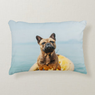 Volwassen bruine Franse bulldog op kayak Accent Kussen