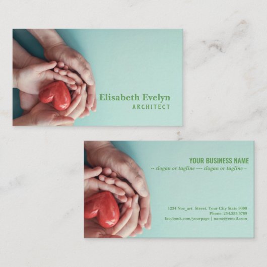 Volwassenen en kinderhanden houden rood hart vast visitekaartje (Voorkant / Achterkant)