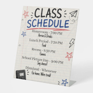 Volwassenen terug naar school feest klasrooster bo reclamebord met voetstuk