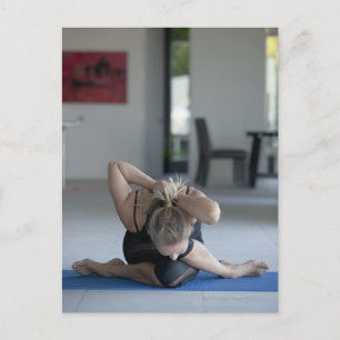 Volwassenenvrouw die 3 briefkaart