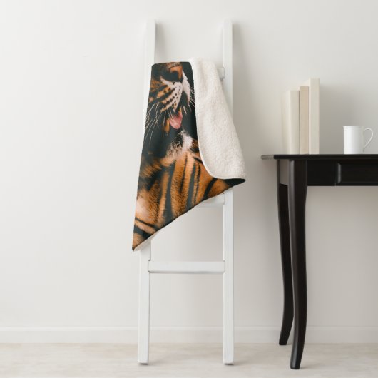 VOLWASSENTIGER PRONE LYING INSIDE DIM LIGHTED ROOM SHERPA DEKEN (In situ)