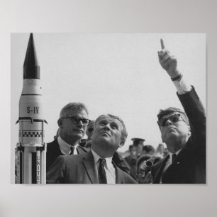Von Braun en JFK kijken naar de hemel Poster