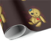 Voodoo lappenpop met knopen, lapjes en spelden cadeaupapier (Rol Hoek)