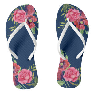 Voor haar moderne rode roze bloemen op de donkere  teenslippers