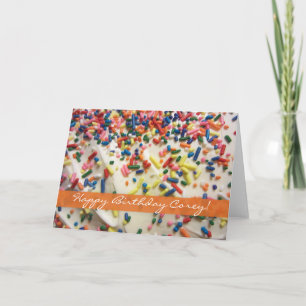 Voor hem gebakken taart en kleurrijke verjaardagss kaart